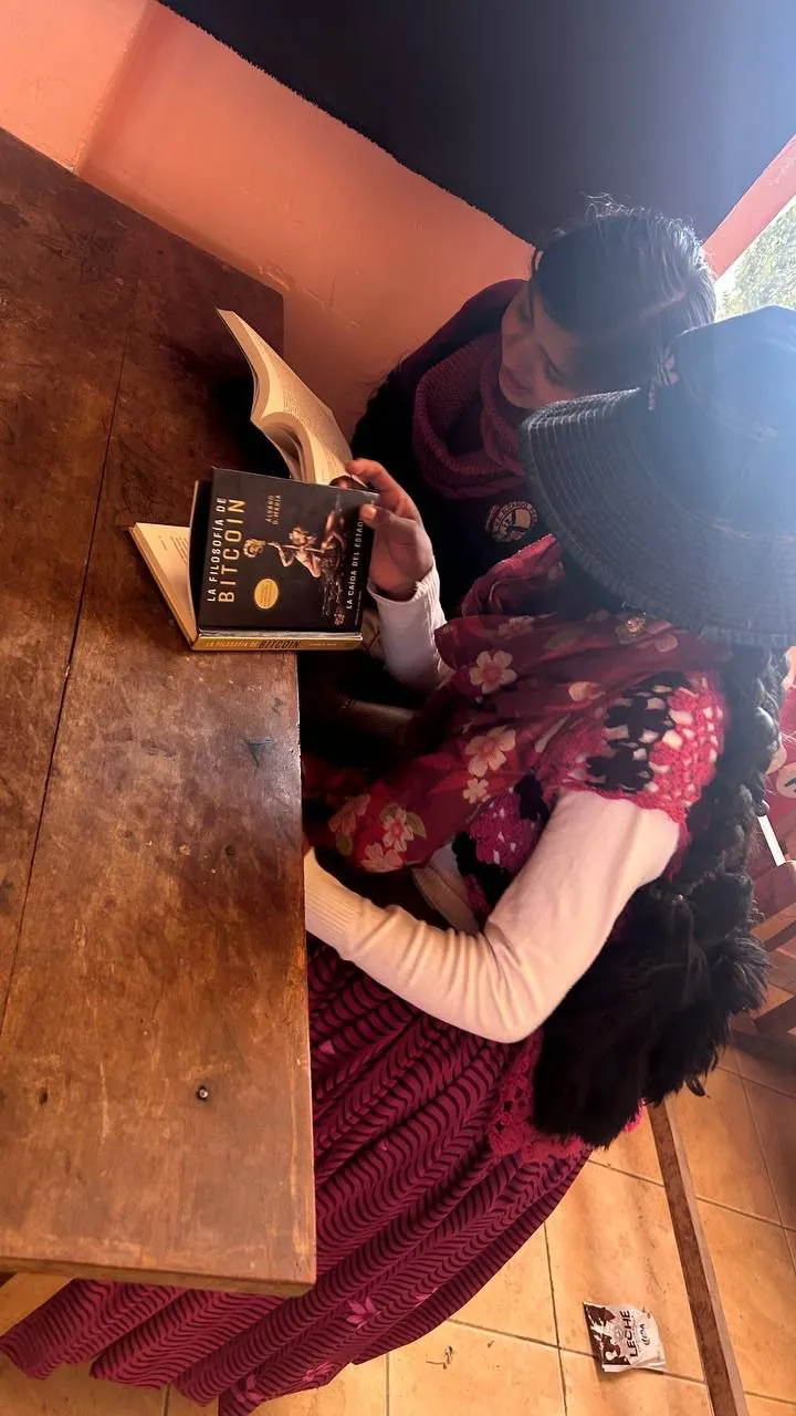 Mujer boliviana leyendo La filosofía de Bitcoin