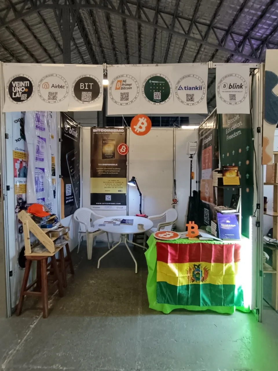 Stand Bitcoin Bolivia en expo — bandera boliviana